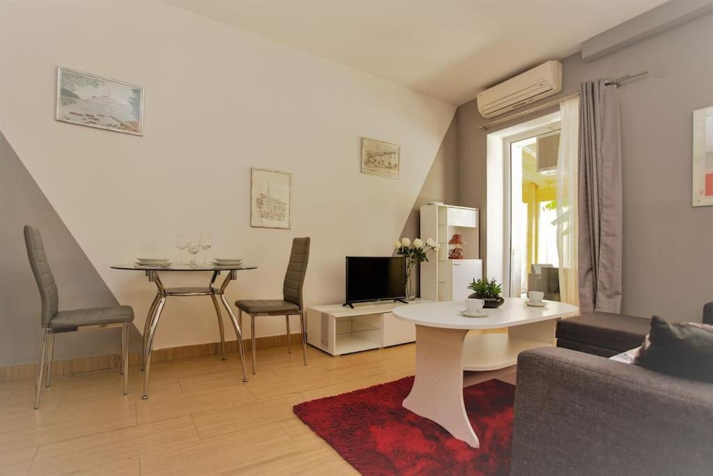 Apartman Den,Rovinj Oaza U Centru Grada I Besplatnim Parkingom Daire Dış mekan fotoğraf